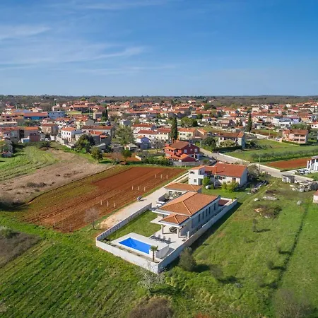 Rhea, Vila